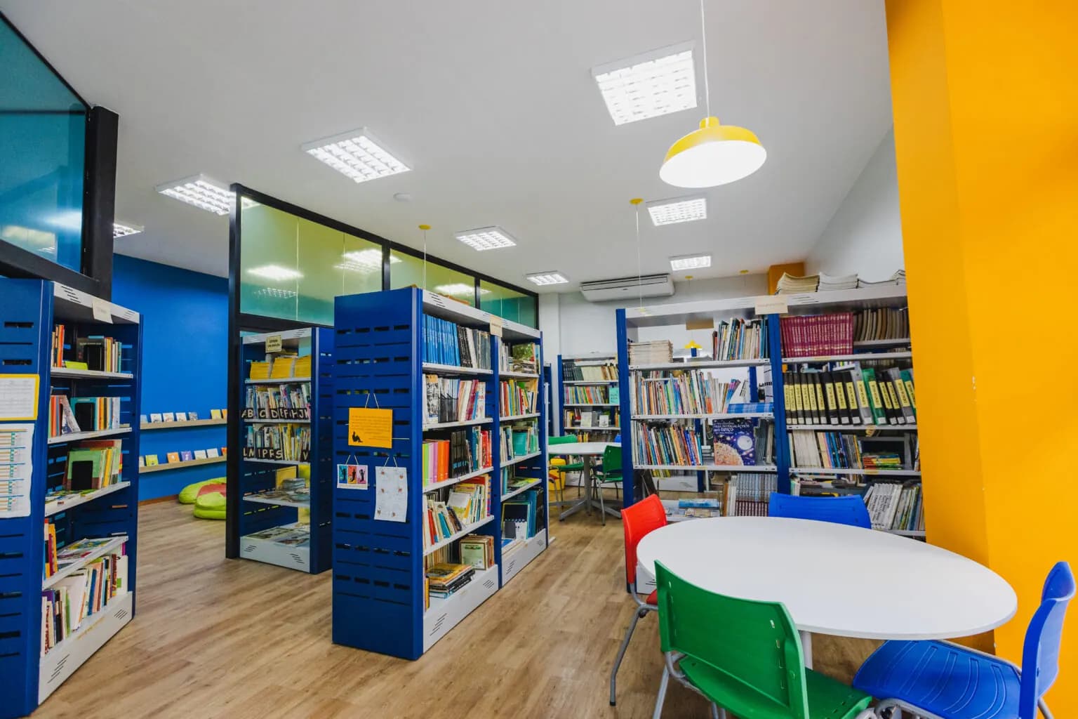 Biblioteca colorida da Escola Sá Pereira