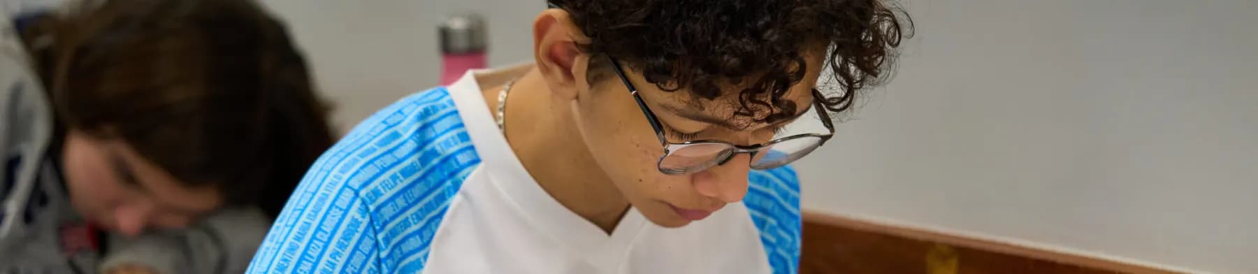 Estudante do Ensino Médio da Sá Pereira concentrado em uma atividade