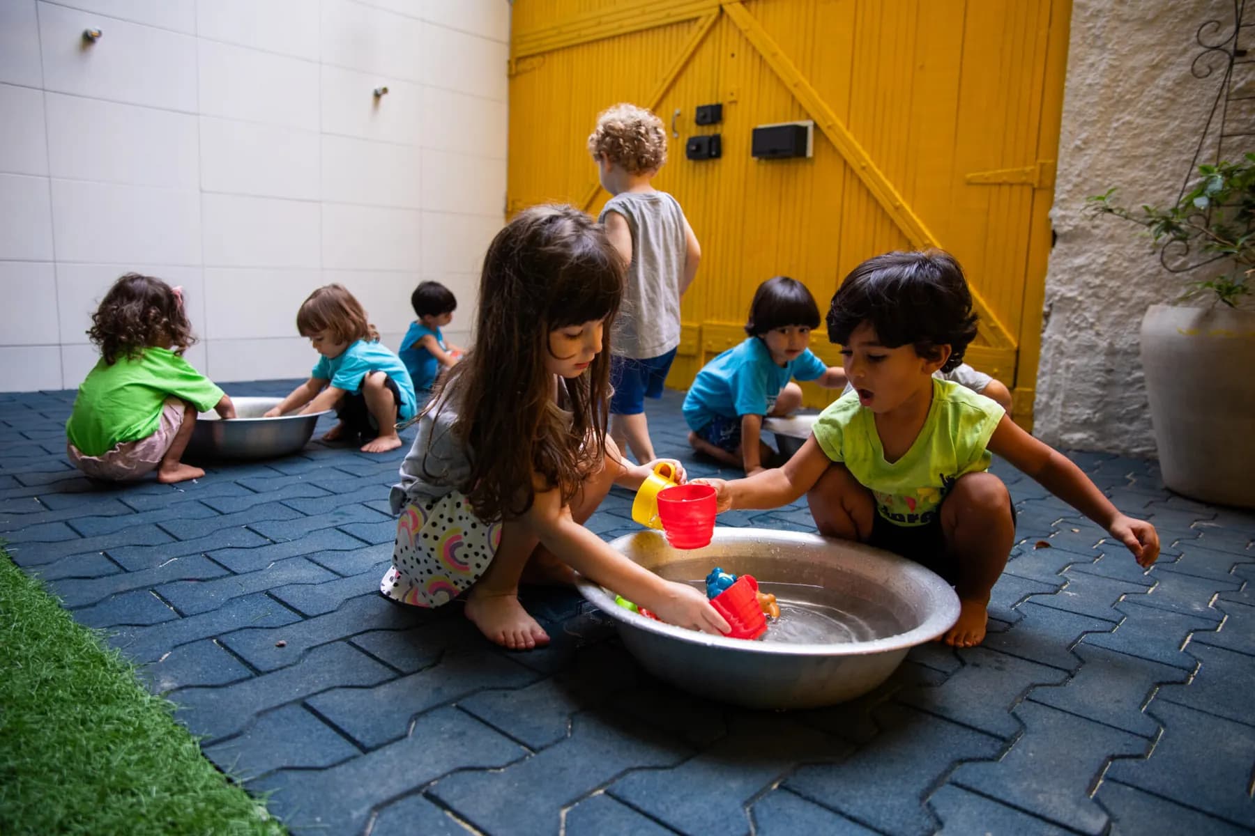 Crianças da Sá Pereira brincando e pesquisando ao ar livre