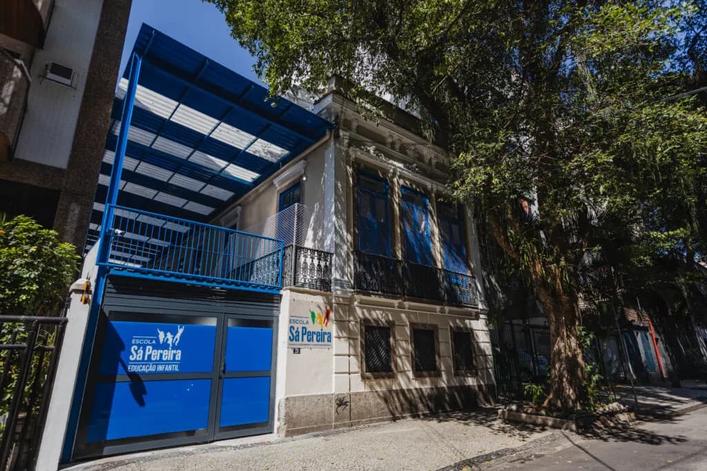 Fachada da unidade Pereirinha na Rua Capistrano de Abreu